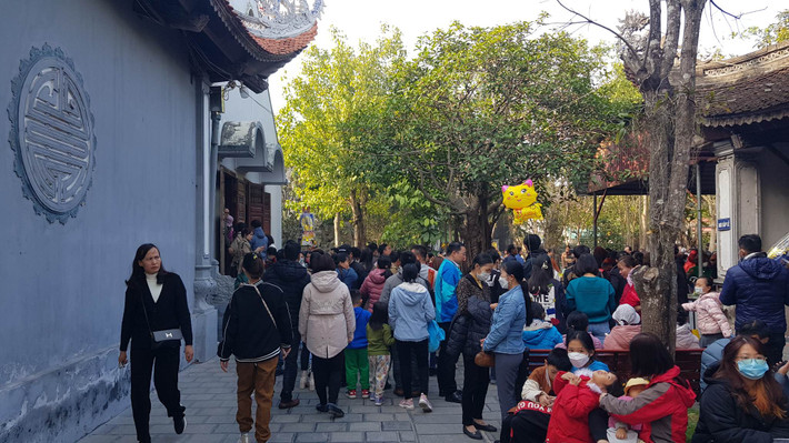 Du khách thập phương luôn xem đền Tranh là nơi linh thiêng... "cầu gì được nấy"