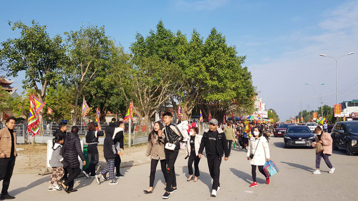 Đường vào đền Tranh luôn nườm nượp du khách.