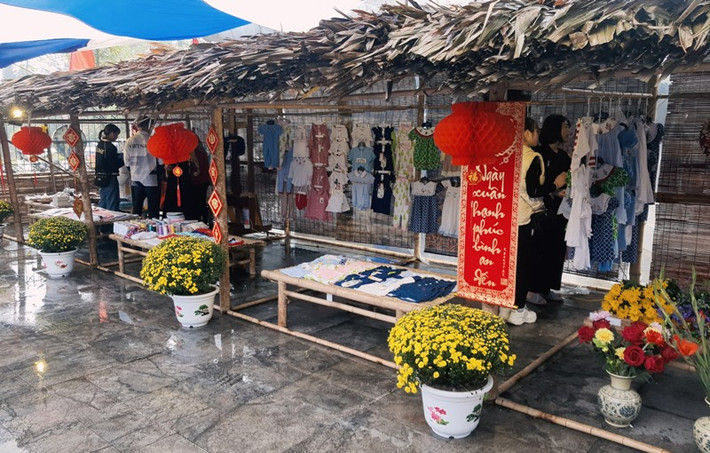 "Tết Việt xưa" tại Bảo tàng tỉnh Hải Dương: Từ ngày 11/1 đến 16/2, Bảo tàng tỉnh Hải Dương tổ chức trưng bày chuyên đề “Tết Việt xưa” nhằm tái hiện không gian, phong tục tập quán của người dân vào dịp Tết cổ truyền Việt Nam. Du khách sẽ được tái hiện các nghi lễ, cách đón Tết của người Việt xưa tại vùng đồng bằng Bắc bộ, trong đó có Xứ Đông, nay là tỉnh Hải Dương qua gần 200 tài liệu, hiện vật, hình ảnh.