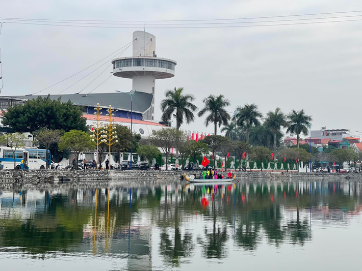 Hát chèo trên sông Sặt: Ngày 19/1-20/1, trên sông Sặt ở phường Trần Phú, TP Hải Dương, Nhà hát Chèo Hải Dương tổ chức biểu diễn nghệ thuật phục vụ nhân dân nhân mừng Xuân mới Quý Mão 2023. Trên 30 nghệ sĩ, diễn viên, nhạc công biểu diễn trên 2 thuyền rồng di chuyển dọc sông Sặt, khu vực đường Bạch Đằng, trước Nhà Thi đấu thể dục thể thao tỉnh. Những làn điệu chèo mượt mà đậm chất xứ Đông cùng các tiết mục hát văn và quan họ ca ngợi Đảng, Bác Hồ, tình yêu quê hương, đất nước, mùa xuân...hấp dẫn du khách.