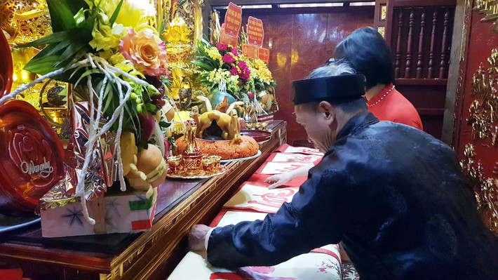 Theo sử sách ghi lại, thầy giáo Chu Văn An sinh năm 1292 tại làng Quang Liệt, huyện Thanh Đàm (nay là xã Thanh Liệt, huyện Thanh Trì, TP Hà Nội). Mặc dù học vấn tinh thông nhưng ông không ra làm quan mà mở trường dạy học. Ông đã dành cả cuộc đời cho sự nghiệp giáo dục ở ba không gian: Thanh Trì, Thăng Long và Chí Linh (Hải Dương).