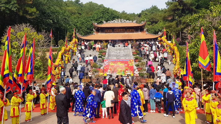 Ngày 29/1, Thành ủy, HĐND, UBND TP Chí Linh đã tổ chức lễ khai bút Xuân Quý Mão 2023 tại đền thờ Chu Văn An. Bí thư Tỉnh ủy Hải Dương Trần Đức Thắng, lãnh đạo tỉnh Hải Dương, lãnh đạo thành phố Chí Linh, các đoàn đại biểu một số tỉnh, thành cùng đông đào nhân dân và các em học sinh đến dự lễ khai bút đầu Xuân.