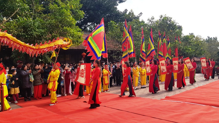 Việc khuyên vua không thành, ông xin từ quan về ở ẩn tại núi Phượng Hoàng. Tại đây, ông vừa dạy học, làm thơ, viết sách, tìm thuốc chữa bệnh cho dân lành. Năm 1370, ông mất tại núi Phượng Hoàng, hưởng thọ 79 tuổi. Triều đình thương tiếc Chu Văn An, tặng tên thụy là Văn Trinh, hiệu là Tiểu Ẩn Khang Tiết tiên sinh, sắc phong Thượng đẳng thần và cho phối thờ tại Văn miếu Quốc Tử Giám.