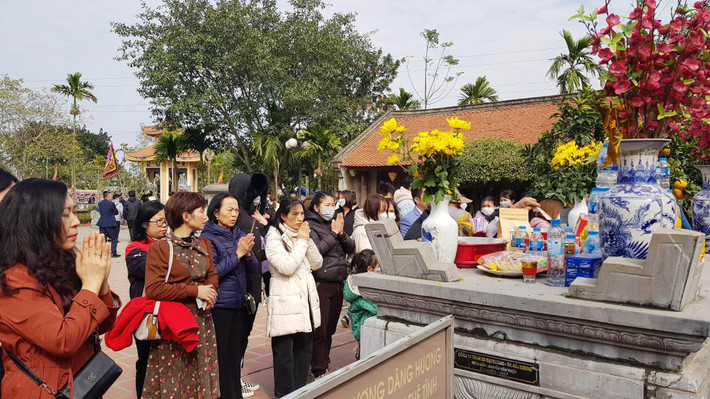 Nhiều người đến đền Bia cầu một năm nhiều sức khỏe cho gia đình.