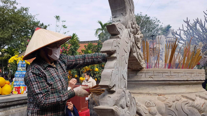 Nhiều du khách thắp nhiều nhang hơn so với quy định khiến Ban quản lý đền phải cử người liên tục rút nhang.