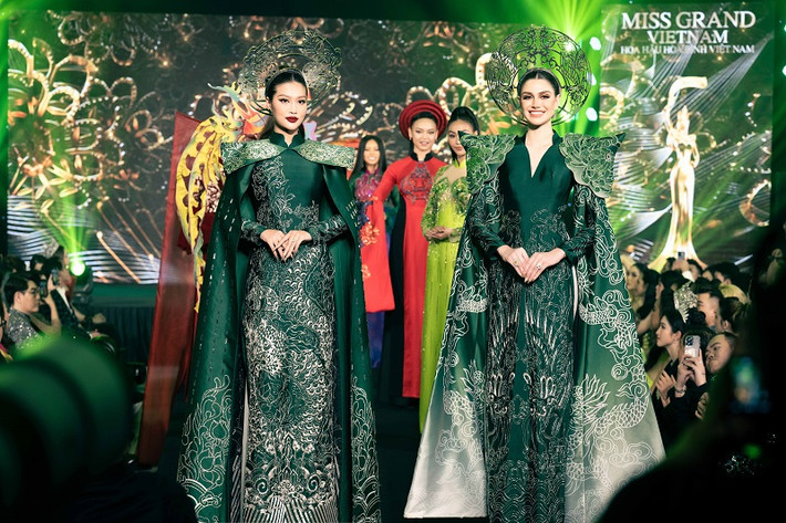 Màn xuất hiện của nàng hậu thu hút sự chú ý không hề kém cạnh so với Isabella.