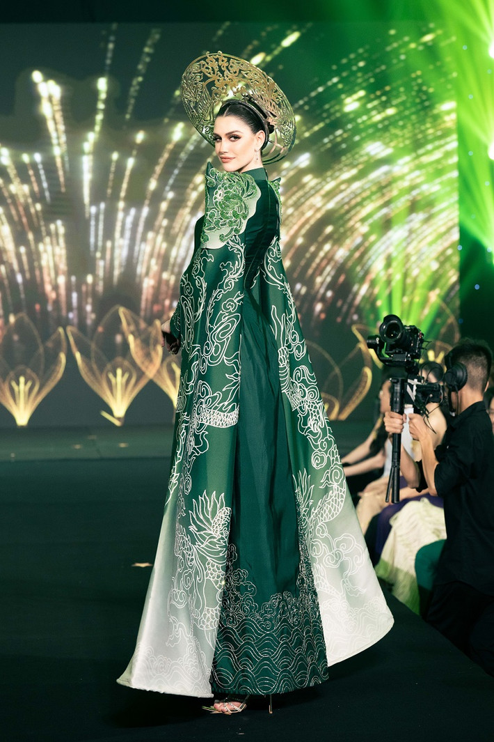 Đương kim Miss Grand International Isabella Menin được chọn làm vedette cho tiết mục trình diễn thời trang trong buổi họp báo. Được bình chọn là "Hoa hậu đẹp nhất năm 2022", Isabella trở thành tâm điểm khi xuất hiện với trang phục áo dài nền nã khoe vẻ đẹp sắc sảo và thần thái cuốn hút.
