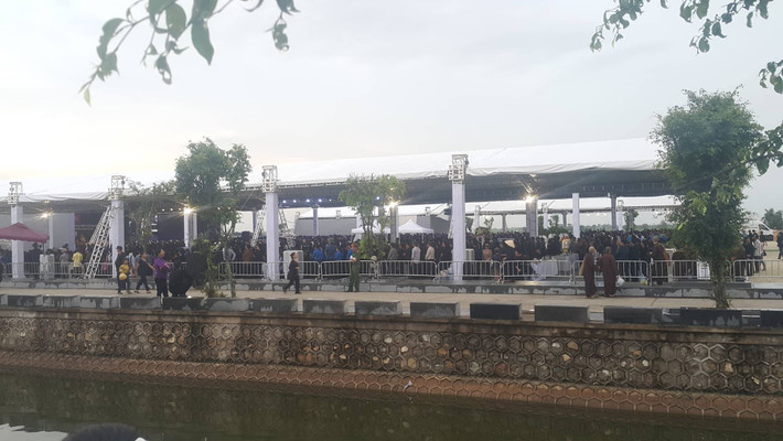 Khu hành lễ chật kín người.