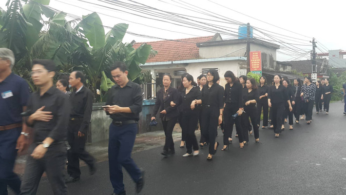 Khắp các con đường dẫn vào khu hành lễ, dòng người mỗi lúc một đông, màu áo tang đen cùng nỗi buồn hiện hữu trên từng khuôn mặt cho thấy tình cảm của người dân dành cho người con ưu tú của quê hương lớn lao biết chừng nào.