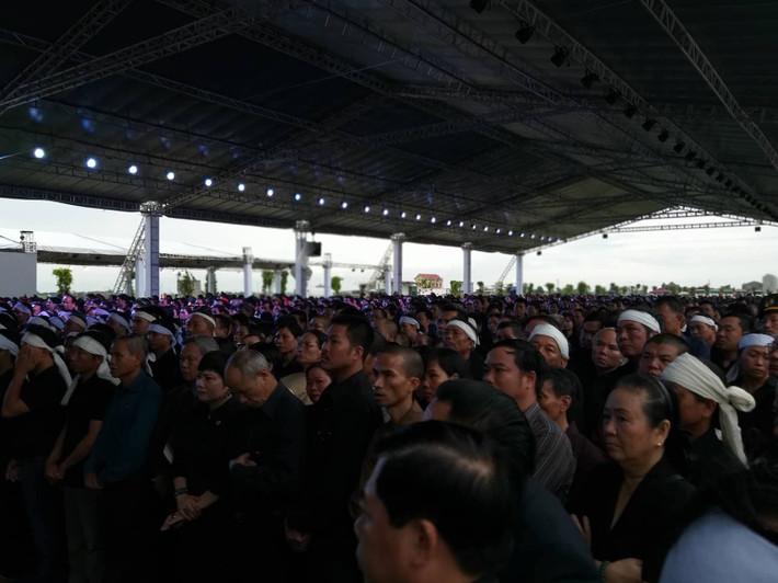 Tại quê hương xã Quang Thiện (huyện Kim Sơn tỉnh Ninh Bình) ngay từ sáng sớm, hàng nghìn người dân đã đến khu vực tổ chức lễ quốc tang Chủ tịch nước Trần Đại Quang.