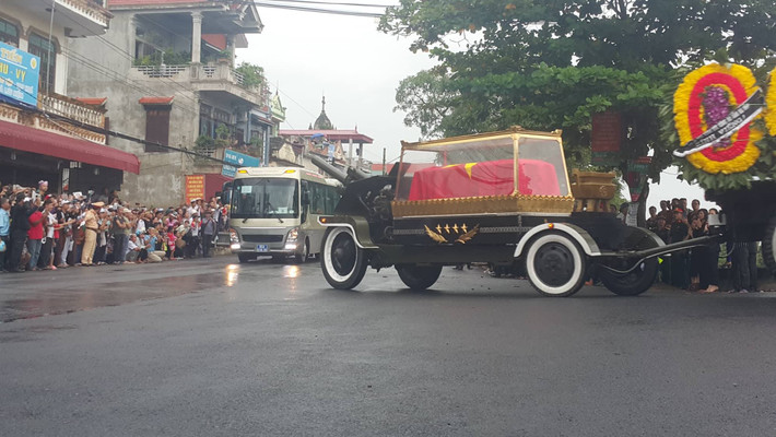 Đúng 13h ngày 27/9, linh cữu Chủ tịch nước Trần Đại Quang đã về đến xã Quang Thiện (huyện Kim Sơn, tỉnh Ninh Bình) nơi Chủ tịch Trần Đại Quang sinh ra và lớn lên.