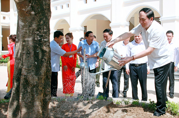 Chủ tịch nước Trần Đại Quang trồng cây lưu niệm tại trường cũ.