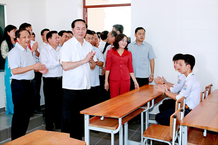 Chủ tịch nước Trần Đại Quang đi thăm các phòng học.
