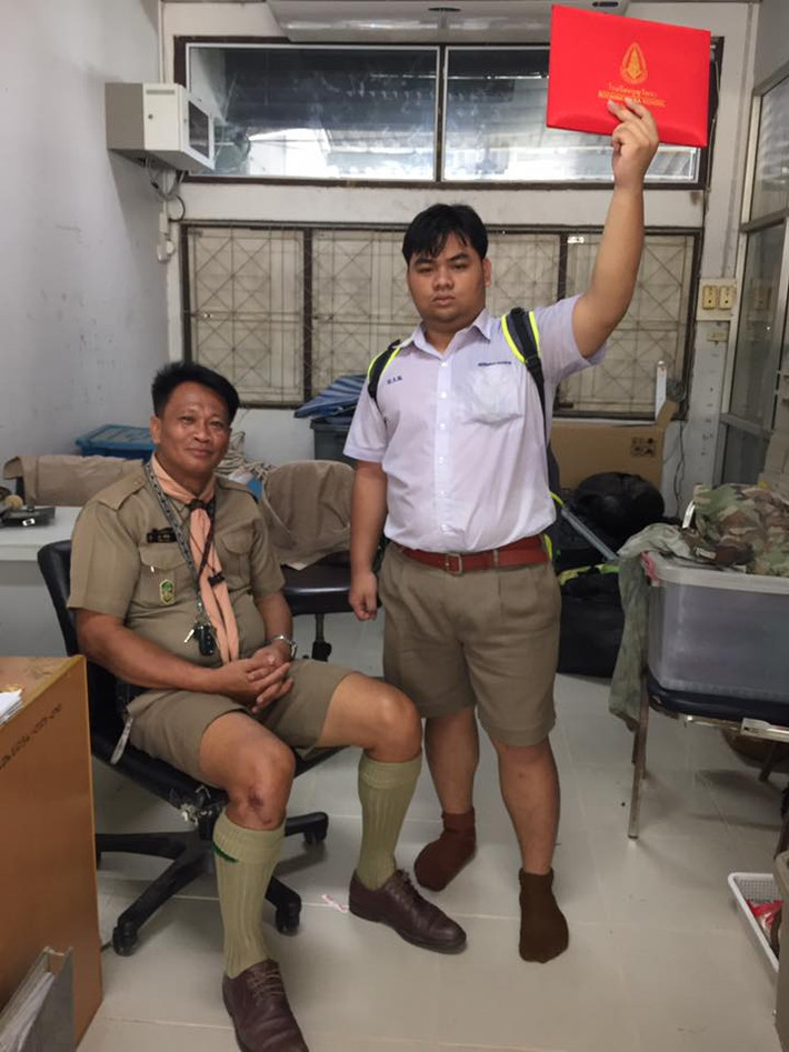 Đi đến đâu, nam sinh người Thái Lan này cũng giơ cao tấm bằng tốt nghiệp trên tay và không quên chụp ảnh lưu giữ kỷ niệm.
