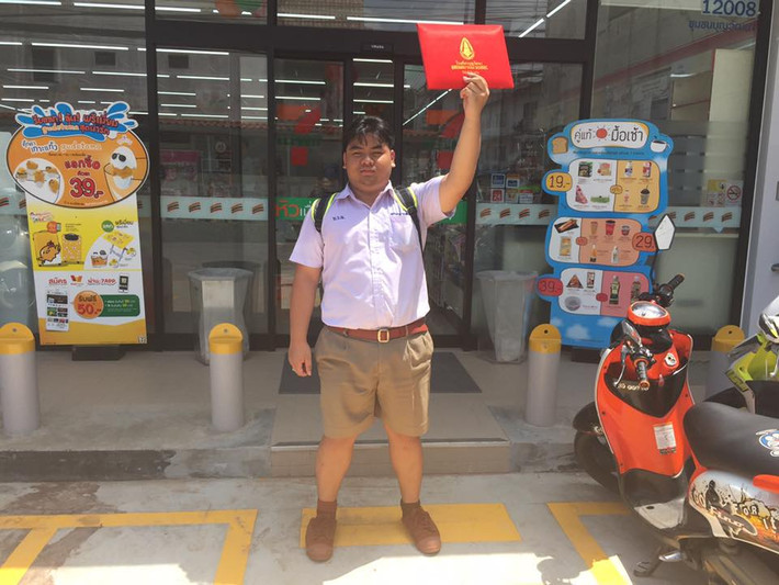Cách ăn mừng cực độc của Samatkrit Waenklang thu hút sự chú ý của những người xung quanh và được cư dân mạng đón nhận nhiệt tình với vô số bình luận hài hước.