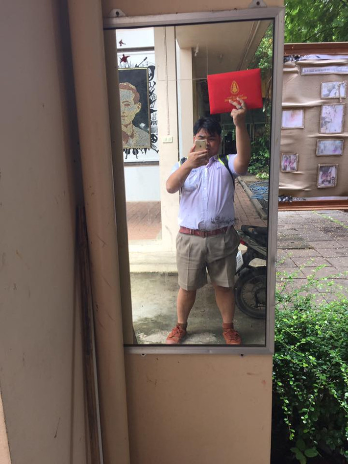 Trung tâm thương mại, rạp chiếu phim, trường học, quán hàng rong, thậm chí là nhà vệ sinh... đều có sự hiện diện của cậu học trò có gương mặt lạnh lùng cùng tấm bằng tốt nghiệp cấp 3 trên tay.