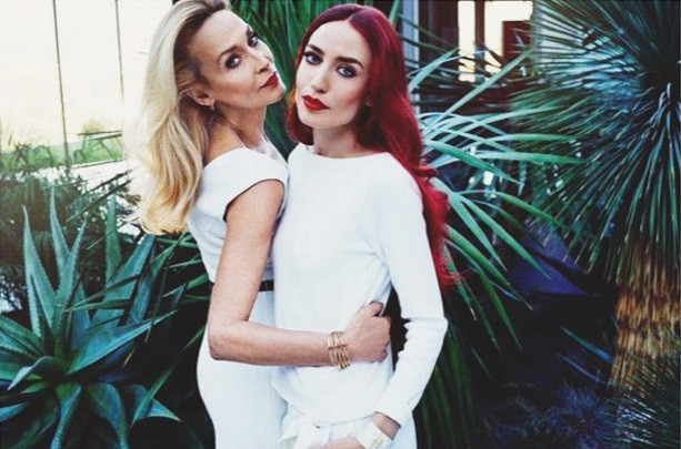 Cựu người mẫu kiêm diễn viên nổi tiếng Jerry Hall tuy đã 60 tuổi nhưng lại sở hữu nhan sắc đi ngược với quy luật thời gian. Cô con gái của bà tên Lizzy nay cũng đã 32 tuổi. Jerry Hall còn được biết đến bởi cuộc hôn nhân kéo dài 9 năm với ca sĩ nhạc rock nổi tiếng Mick Jagger. Họ có với nhau 4 người con.