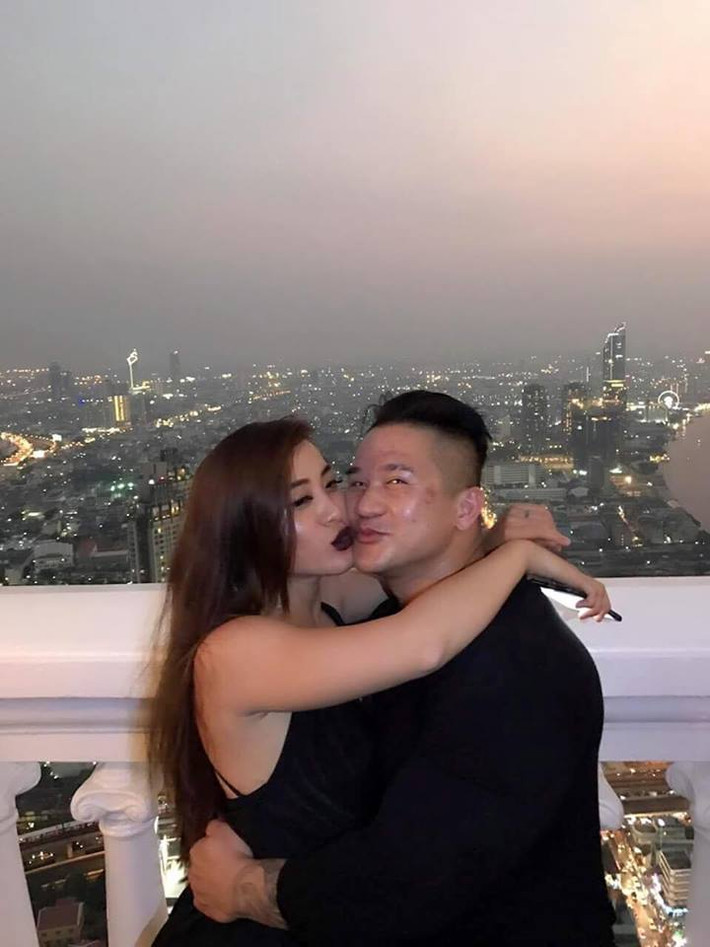 Phùng Phương Thúy (nickname Ted Roxy), nữ huấn luyện viên thể hình nổi tiếng tại TP HCM trở thành tâm điểm chú ý của cộng đồng mạng xã hội không chỉ bởi câu chuyện tình yêu lãng mạn với chàng Việt kiều Canada, mà còn bởi ngoại hình cực thu hút của mình. Ảnh: FBNV.
