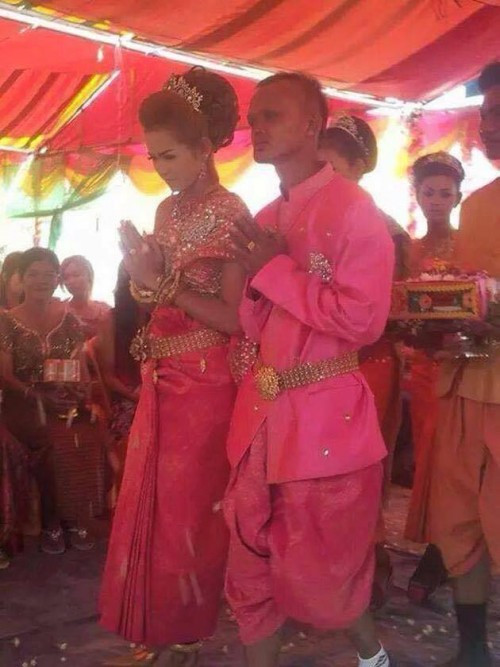 ... mà quan trọng là phải xuất phát từ tình cảm chân thành, sự thấu hiểu và không màng vật chất. Từng có những người đàn ông giàu có hơn Joy muốn tìm hiểu Kwan nhưng cô vẫn quyết định chọn để sống với Joy.