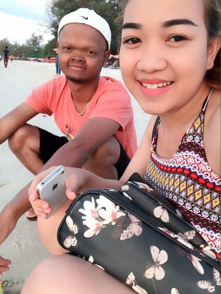 Khuôn mặt xấu "ma chê quỷ hờn" với chiếc mũi tẹt dí và làn da ngăm của Benly Joy bị không ít người chê cười, thậm chí là không thể tin được rằng anh lại có thể chinh phục được trái tim của một cô gái có ngoại hình xinh đẹp như vậy.
