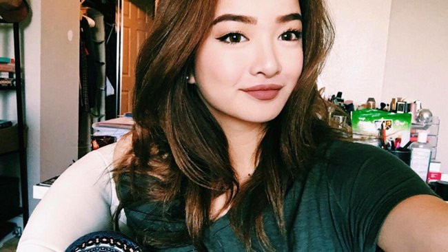 Hot girl Việt môi dày Kaity Nguyễn có tên đầy đủ là Nguyễn Ngọc Bình An Kaity, mang trong mình hai dòng máu Mỹ – Việt. Cô nàng từng có thời gian sống với gia đình tại Mỹ. Trước khi được biết đến với vai diễn "nặng ký" trong "Em chưa 18", Kaity đã là một beauty blogger triệu view trên cộng đồng mạng.