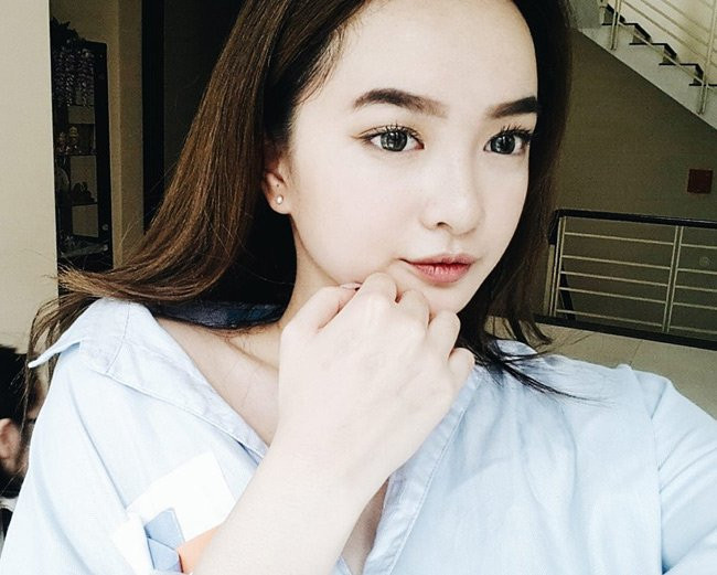 Không khó để nhận ra căn nhà phía sau khá hoành tráng.
