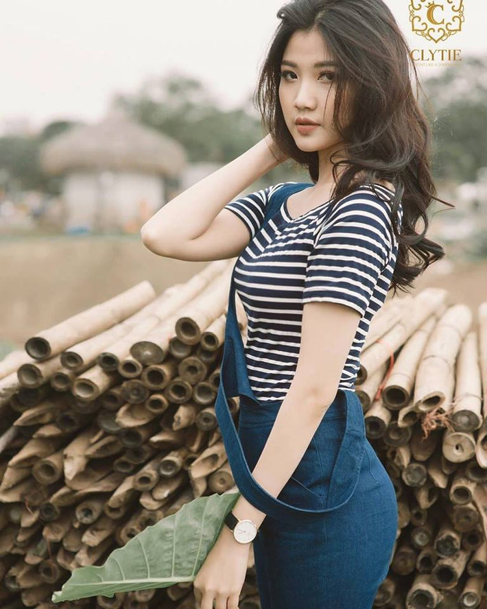 Tuy nhiên từ nhỏ cô gái xứ Thanh đã ấp ủ mơ ước trở thành một diễn viên điện ảnh. Chính sự đam mê ấy đã giúp Huyền Thanh mạnh dạn thử sức thi vào khoa Diễn viên của trường Sân khấu Điện ảnh và giành được kết quả ngoài mong đợi.