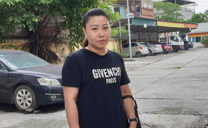 Tháng 9/2019, trong lúc làm thủ tục tại sân bay Tân Sơn Nhất, bà Lê Thị Hiền (lúc đó mang cấp bậc đại úy, công tác tại Công an quận Đống Đa, Hà Nội) có lời lẽ, cử chỉ không đúng mực với nhân viên an ninh, vi phạm quy tắc ứng xử của người chiến sĩ công an nhân dân. Sau đó, bà Hiền bị tạm đình chỉ công tác, giáng cấp bậc hàm, khai trừ Đảng. Một thời gian sau bà Hiền tự viết đơn xin ra khỏi ngành. Không lâu sau đó, bà Hiền bị truy tố về tội “Cướp tài sản”.