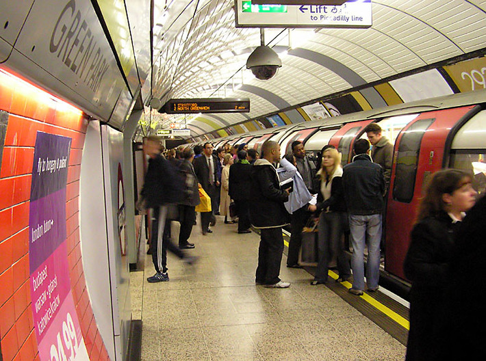 London là thành phố đầu tiên trên thế giới có hệ thống tàu điện ngầm.