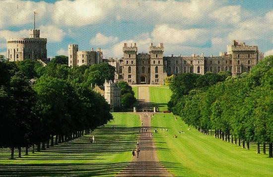 Lâu đài Windsor là nơi sinh sống của hoàng gia Anh lâu đời nhất và lớn nhất thế giới vẫn được sử dụng đến ngày nay kể từ khi xây dựng năm 1070.