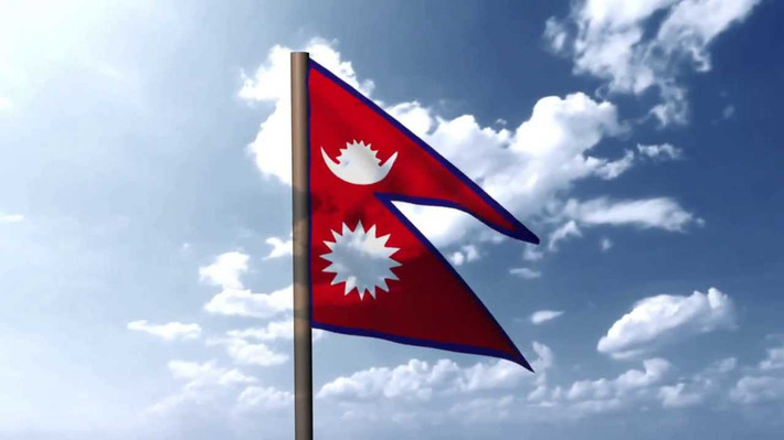 Quốc kỳ Nepal vô cùng đặc biệt, không giống bất cứ quốc kỳ nào trên thế giới. Thay vì có hình chữ nhật hay hình vuông, quốc kỳ Nepal có hai hình tam giác chồng lên nhau. Hai hình tam giác này tượng trưng cho hai tôn giáo lớn nhất tại Nepal là Hindu và Phật giáo.