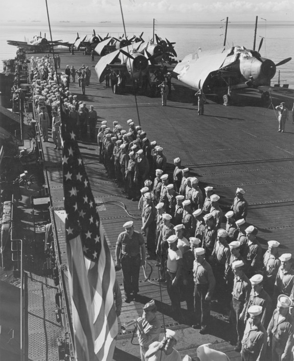 Ảnh chụp các thành viên thủy thủ đoàn và nhiều máy bay trên boong tàu USS Independence CVL-22 năm 1943. Con tàu này tham gia các vụ thử bom hạt nhân ở quần đảo Marshall. Do tác động của sóng xung kích, nhiệt và bức xạ nên USS Independence CVL-22 bị hỏng. Sau đó, Hải quân Mỹ đã đưa con tàu này tới San Francisco để thực hiện các nghiên cứu khử nhiễm.
