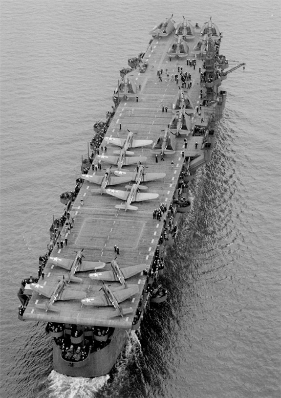 Ảnh chụp từ trên cao tàu sân bay USS Independence ngày 15/7/1943 tại San Francisco Bay, California.