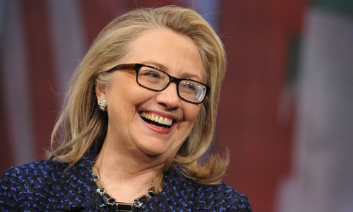 Năm 27 tuổi, ứng viên tổng thống Mỹ Hillary Clinton từng xin gia nhập Hải quân Mỹ nhưng bị từ chối. Lý do được đưa ra là: "Bà đã quá tuổi gia nhập Hải quân Mỹ. Thị lực không đạt yêu cầu. Thêm vào đó, bà là phụ nữ". Đây là một trong số những sự thật bất ngờ về bà Hillary Clinton.