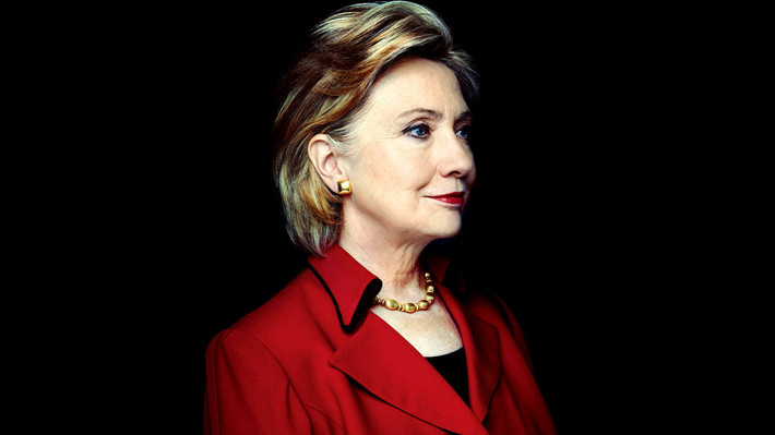 Trong một buổi tiệc khiêu vũ ở ĐH Wellesley, ứng viên tổng thống Mỹ Hillary Clinton đã mặc một chiếc quần màu cam yêu thích thay vì mặc bộ váy quyến rũ.