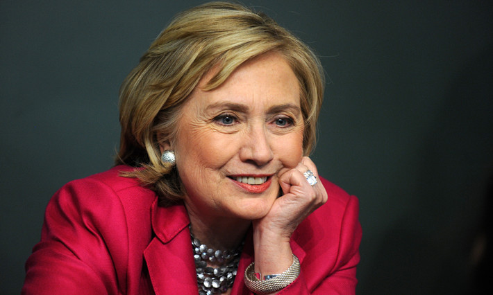 Trong thời gian theo học tại ĐH Wellesley và trường Luật Yale, bà Clinton từng làm công việc rửa chén bát và làm việc tại một nhà máy đồ hộp ở Alaska. Nhà máy đồ hộp đó được cho là đã sa thải cựu Ngoại trưởng Mỹ. Tuy nhiên, sau đó, nhà máy trên bị đóng cửa sau khi bà phản ánh về vấn đề vệ sinh gây ảnh hưởng tới sức khỏe nhân viên tại cơ sở sản xuất này.