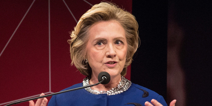 Mặc dù là ứng viên của đảng Dân chủ, nhưng cha mẹ của bà Clinton là ông bà Hugh và Dorothy Rodham lại là người ủng hộ đảng Cộng hòa.