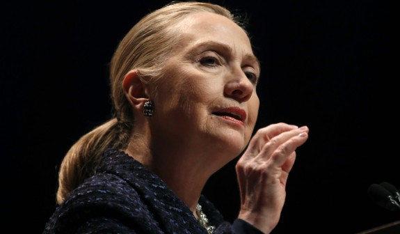Bà Clinton đã không theo họ chồng ngay sau khi kết hôn với cựu Tổng thống Bill Clinton. Mãi đến khi cựu Tổng thống Bill Clinton tranh cử thống đốc bang Arkansas lần thứ hai thì bà mới theo họ chồng.