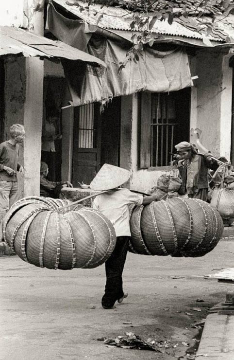 Hình ảnh giản dị, mộc mạc người bán hàng rong trên đường phố Hà Nội để kiếm kế sinh nhai.