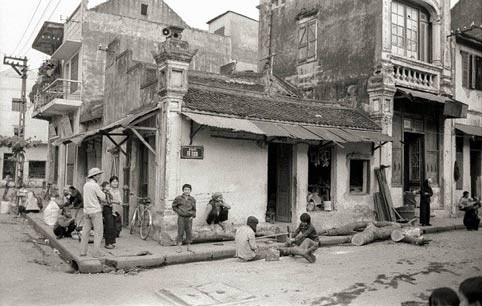 Hình ảnh phố Tô Tịch nổi tiếng với nghề tiện gỗ những năm 1980 - 1983.