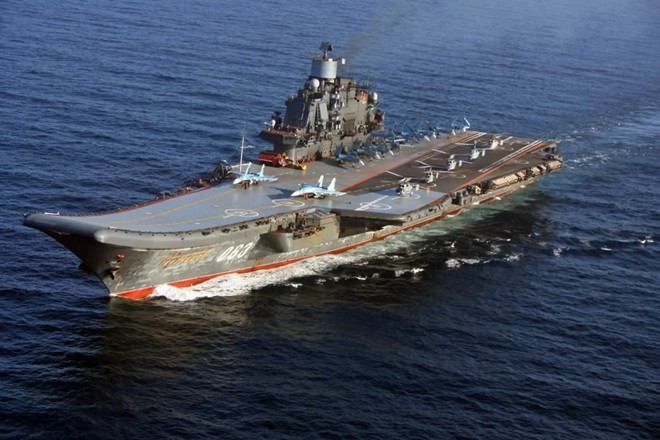 Tàu sân bay Đô đốc Kuznetsov góp mặt trong biên chế Hải quân Nga từ cuối năm 1990. Tàu dài 305 m, rộng 72 m với tải trọng choán nước 61.390 tấn. Nó có khả năng di chuyển với vận tốc tối đa 54 km/h.