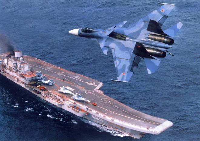 Đô đốc Kuznetsov có khả năng mang 41 tới 52 máy bay, bao gồm 14 chiến đấu cơ Su-33, 20 máy bay MiG-29K hay 4 chiếc Su-25UTG/UBP. Ngoài ra, nó có thể mang các loại trực thăng đa nhiệm.