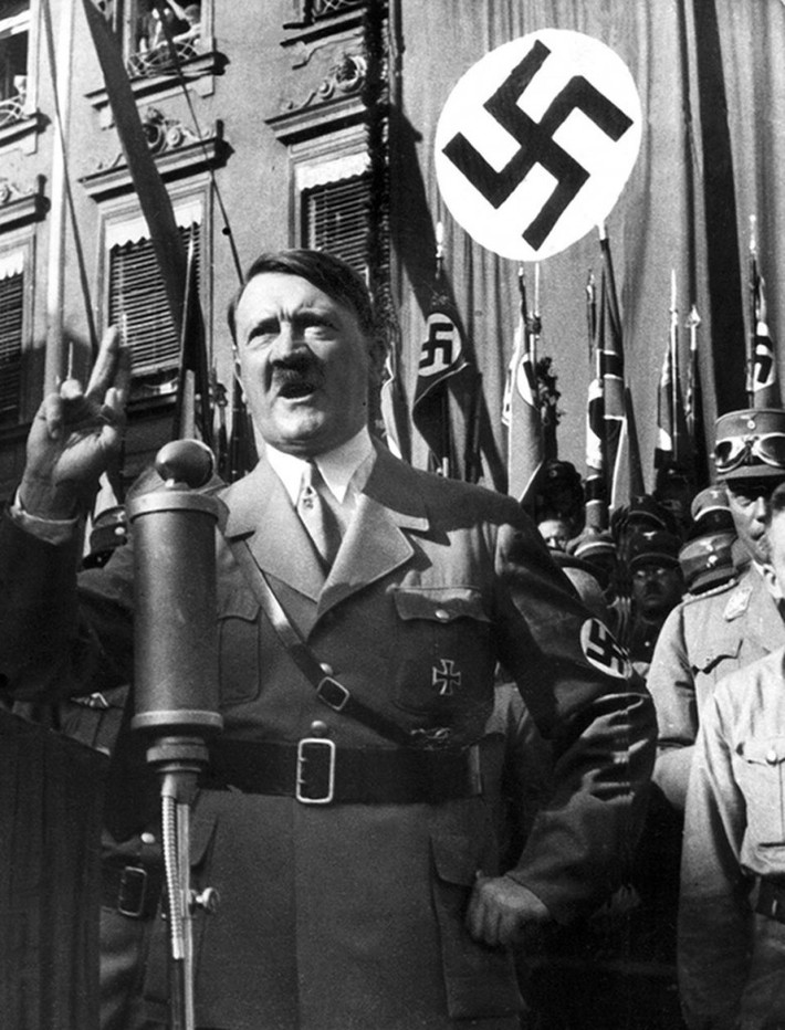 Trùm phát xít Hitler cho rằng bản thân rất có sức hút với phụ nữ, đặc biệt là vấn đề tình dục. Tuy nhiên, một sự thật đáng buồn là hai trong số những người được cho là người tình của Hitler đã tự sát.