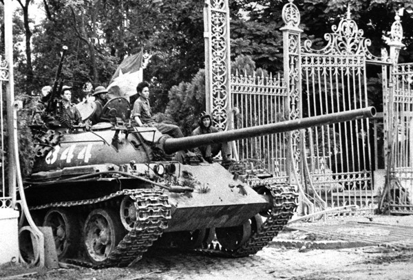 Hình ảnh xe tăng của Quân đội Việt Nam tiến vào Dinh Độc lập ngày 30/4/1975.