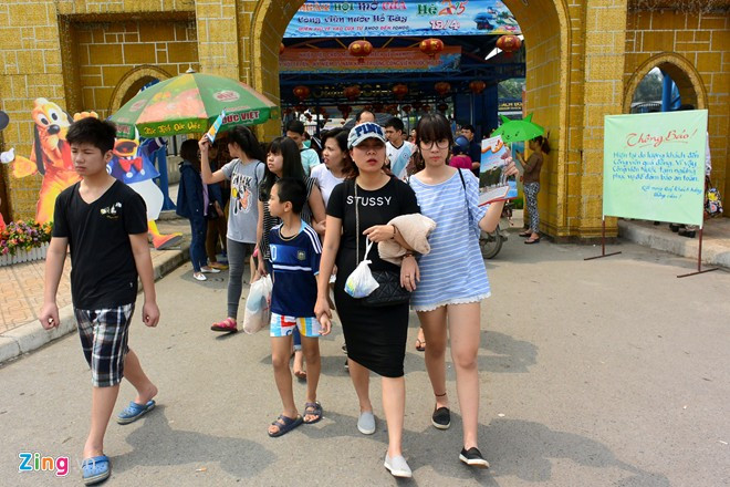 Ngay lập tức, đại diện công ty phát loa và lập bảng thông báo ngừng đón khách phục vụ vào khu vui chơi dưới nước ngoài cổng chào.