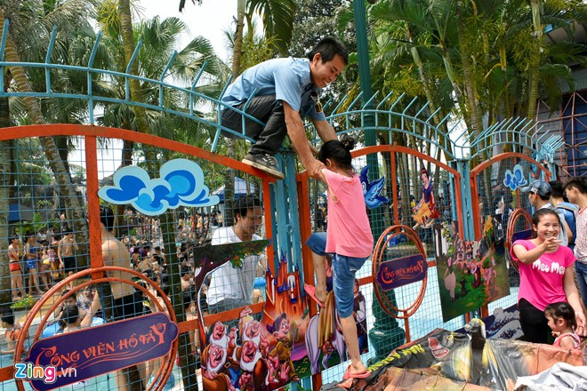 Tình trạng này diễn ra liên tục từ 9h30 cho đến hơn 11h. Nhiều người đến từ tỉnh thành xa. "Cất công tới đây mà không được vào thì phí quá", người đàn ông trong ảnh nói.