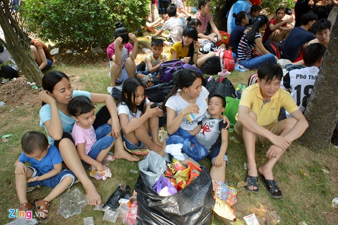 Cảnh tượng xả rác lại diễn ra. Trẻ em vạ vật cùng bố mẹ khi không thể xuống nước tắm.