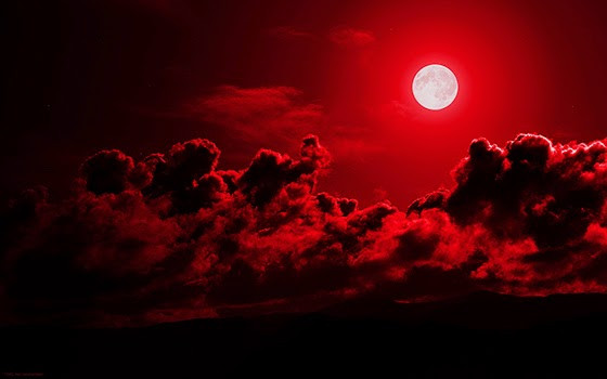 Đạo Phật cũng ghi nhận sự xuất hiện hiện tượng Mặt trăng máu. Theo đó, hiện tượng thiên nhiên này đứng đầu 7 đại nạn có thể xảy ra. Đại nạn Mặt trăng máu xảy ra điều đó đồng nghĩa với việc đại họa sắp ập đến và làm thay đổi, thậm chí hủy diệt cuộc sống của con người.