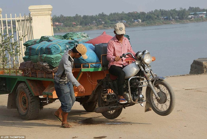 Ảnh chụp xe ba bánh chở hàng hóa tại khu vực sông Mê Kông.