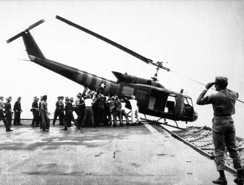 Binh lính Mỹ trên tàu USS Blue Ridge cố gắng đẩy chiếc trực thăng UH-1 xuống biển sau chuyến bay di tản (do không còn chỗ chứa trên tàu). Ảnh chụp ngày 29/4/1975.